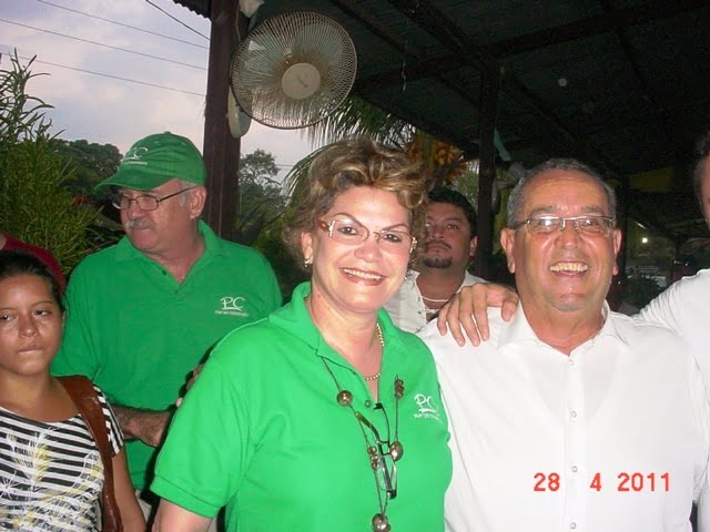 Lic. Magda Briones, junto al doctor Arnoldo Aleman, atras de verde, el ing. Mauricio Chamorro Ch.